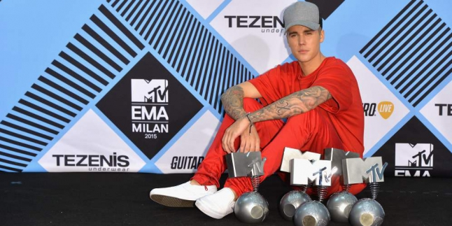 Justin Bieber Borong 5 Piala di MTV EMA 2015