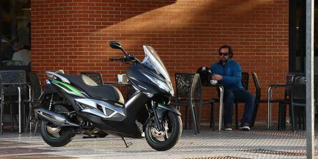 Kawasaki Kenalkan Skuter Bongsor Rival Suzuki Brugman