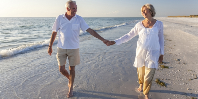 Kisah Unik Pasangan Beda Usia yang Nggak Wajar