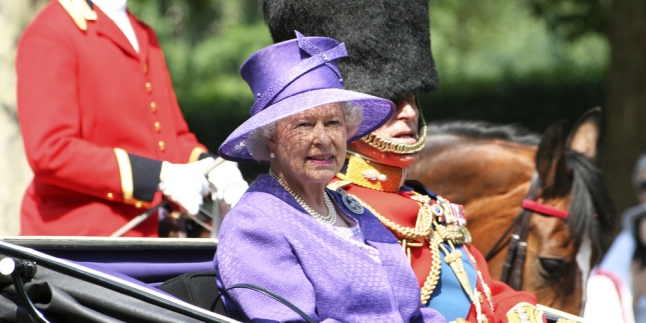 Lamar Jadi Supir Ratu Elizabeth II, Kamu Bakal Digaji Rp 488 Juta thumbnail