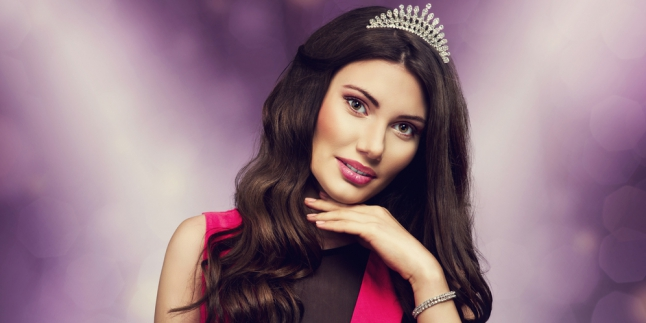 Mahkota Para Ratu Kecantikan Ini Diambil Dengan Paksa