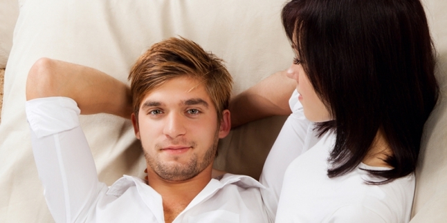 Makan di Kafe Bonus Pangku di Paha Cewek