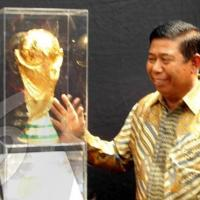 Pegang Trofi Piala Dunia, Mensesneg Kena Omel Staf FIFA thumbnail