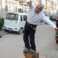 Obati Sakit Punggung, Lelaki China Pakai Sepatu 400 kilogram