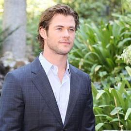 Congrats! Anak kembar Chris Hemsworth Akhirnya Lahir
