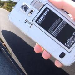 Mampukah Galaxy S5 Bertahan Setelah Dilindas Mobil? thumbnail