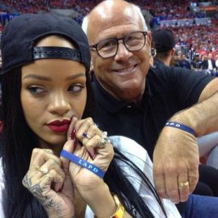 Pecahkan Ponsel Polisi, Rihanna Sumbang Rp 287 Juta Untuk Amal