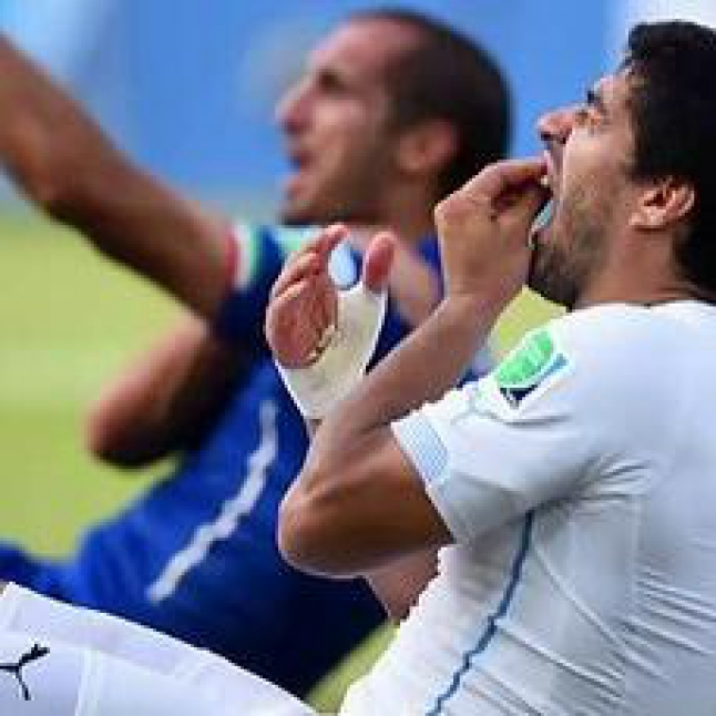 Hadiah Buat Luis Suarez: Denda US$112.000 dan Dilarang Main Di 9 Pertandingan!