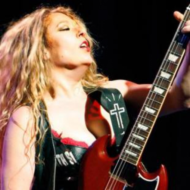Intip Yuk, Wanita Cantik Personel Band Rock!
