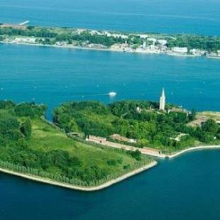 Italia Bakal Lelang Pulau Paling Berhantu Sejagat