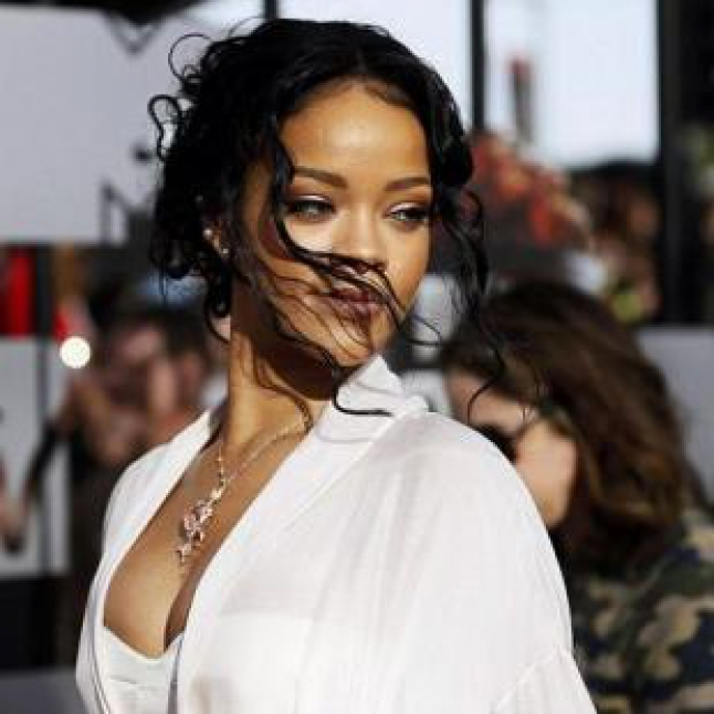 Artis Ini Tampil Seksi Kenakan Jubah Tidur Di MTV Movie Award 2014 thumbnail