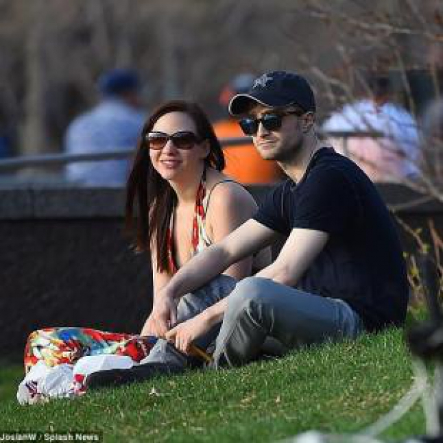 Sebelum Putus, Daniel Radcliffe Ada Hubungan Dengan Erin Darke?!