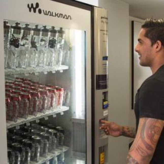 Wah, Sony Beneran Jual Walkman Dalam Botol Berisi Air?!