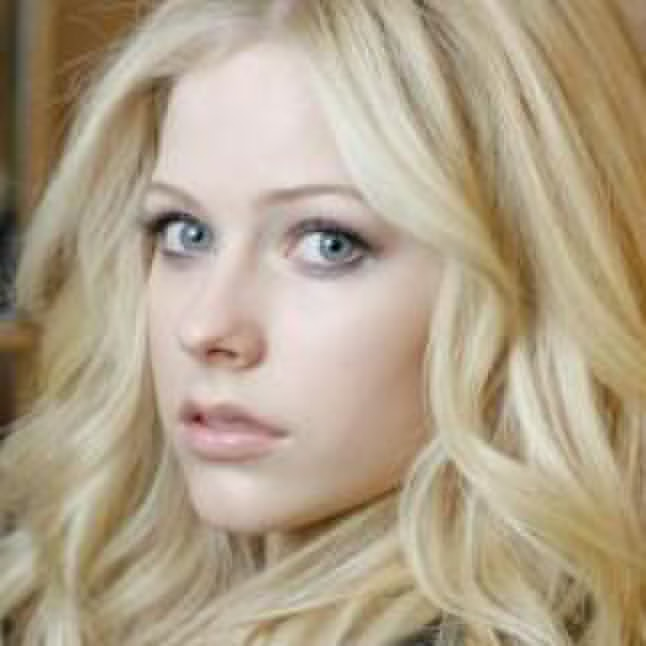 Lepas Eyeliner Tebal, Avril Lavigne Makin Cantik atau ...?