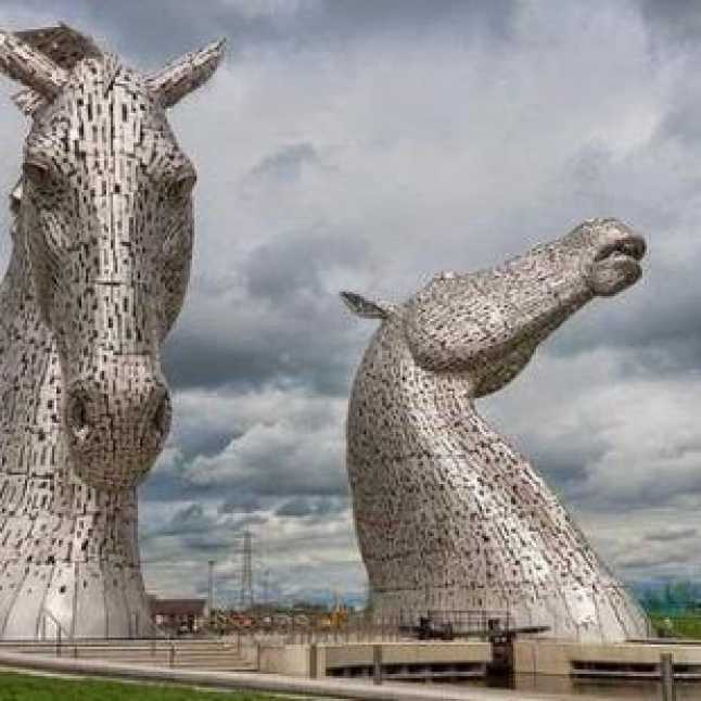 Mengagumi Dua Patung Kepala Kuda Di Skotlandia thumbnail