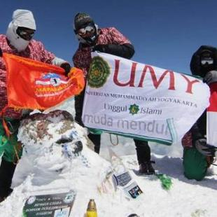 Pakai batik, Mapala UMY Kibarkan Merah Putih Di Puncak Elbrus