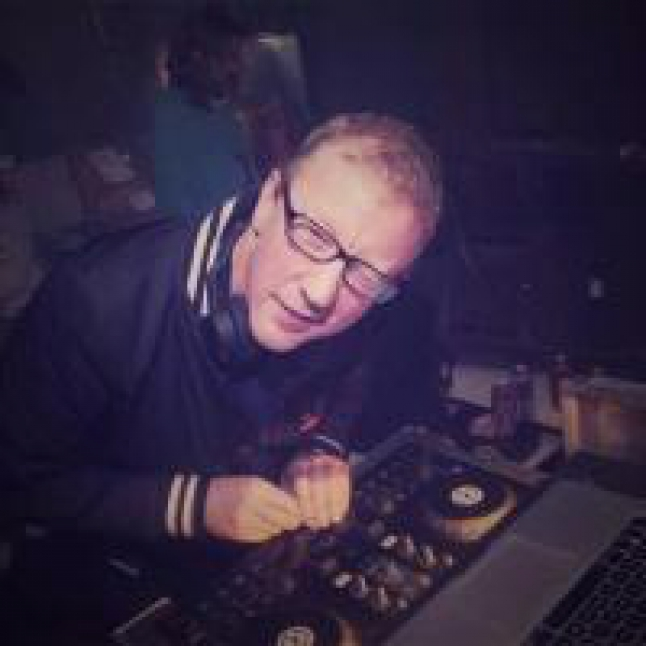 Drummer Blur jadi penyiar radio