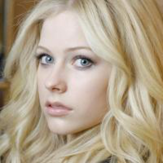 Lepas Eyeliner Tebal, Avril Lavigne Makin Cantik? thumbnail