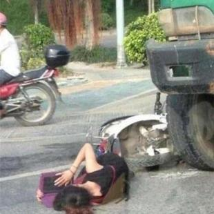 Ditabrak Truk, Gadis China Tunggu Ambulans Sambil Belajar
