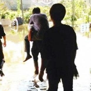 Digendong Saat Terjang Banjir, Pejabat Di China Dipecat thumbnail
