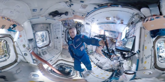 Melayang! Lihat Vlog Astronot dalam 360 Derajat di Luar Angkasa