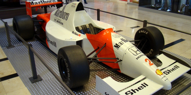 Mengenang Ayrton Sena Lewat Memorabilia