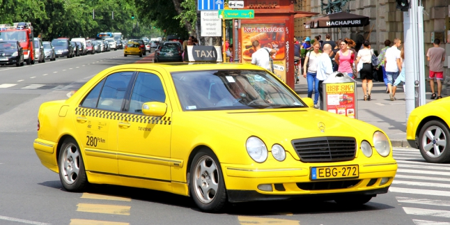 Menumpang Mobil Premium dari Layanan Uber