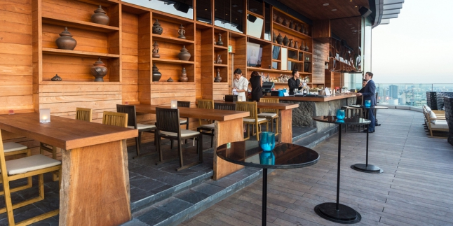 Menyapa Langit Jakarta dari Bar at The Roof Top Hotel Artotel