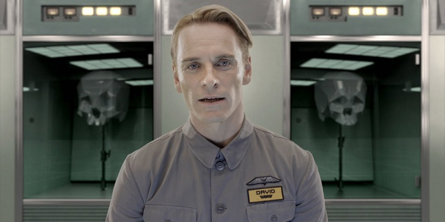 Michael Fassbender Mainkan 2 Tokoh Android