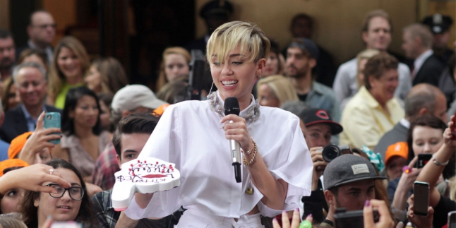 Miley Cyrus Akui Dirinya Biseksual Sejak Remaja thumbnail