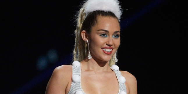Miley Cyrus Pamer Payudara Palsu Hingga Dildo di Panggung