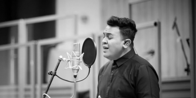 'Monokrom', Pedewasaan 'Si Gajah' Tulus 