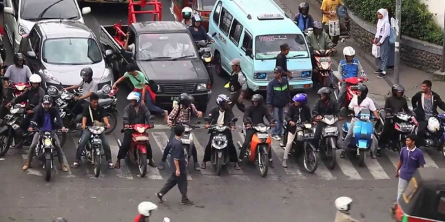 Mundur Dari Marka Zebra Cross Atau Diserang