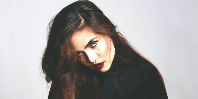 Neonomora, Penyihir Cantik yang Hipnotis Musik Indie Tanah Air