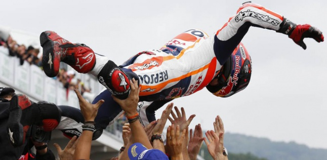 Ini Jadinya Jika Santa Claus Mendatangi Para Rider MotoGP