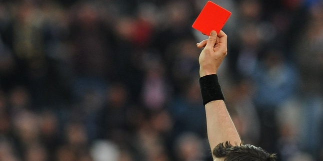 Ngakak! Wasit Ini Beri Kartu Merah Pemain Yang Kentut