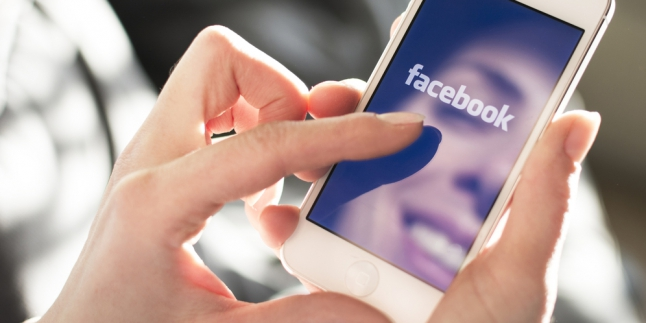 Orang Indonesia Paling Sering Gunakan Facebook di Atas Kasur