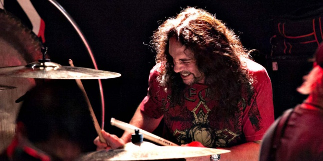 Pendiri Megadeth Tumbang di Atas Panggung