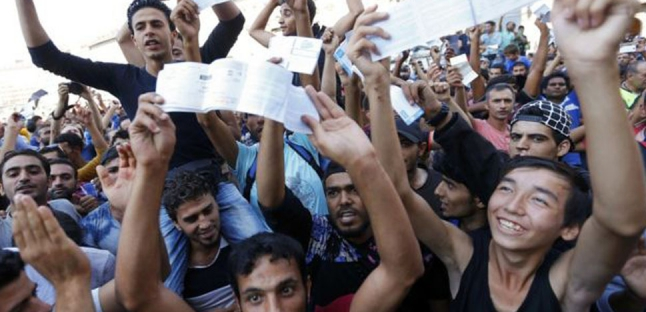 Ratusan buruh migran melakukan aksi protes di stasiun utama Budapest, Hungaria.