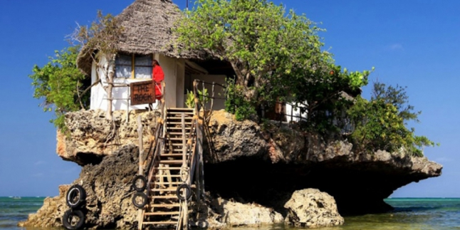 Rock Restaurant, Sensasi Makan di Tengah Samudera Hindia