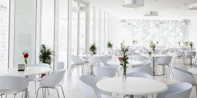 Sensasi Makan Seram di Antara Tulang Belulang