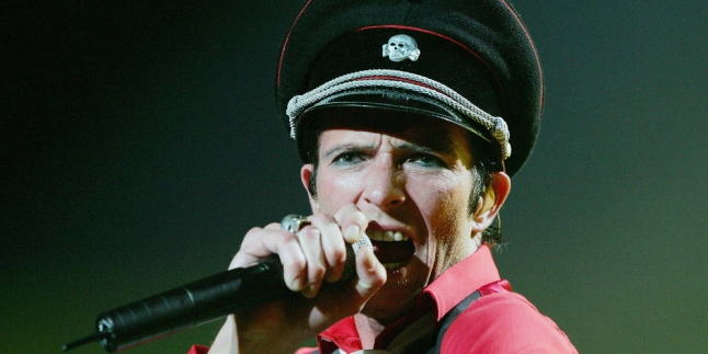 Si Rocker Flamboyan, Scott Weiland Ditemukan Tewas di Bis Tur