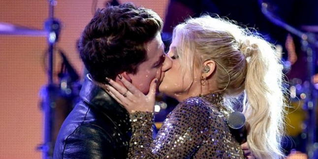 So Hot! Charlie Puth dan Meghan Trainor Ciuman Mesra di Atas Panggung AMA 2015