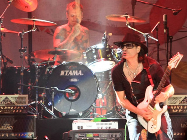 Mulai Dengan Berlari Di Atas Panggung, Steve Vai Ajak Penonton Bikin Lagu?!