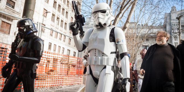 Stormtrooper Ini Rela Berjalan Kaki 15.000 Km Demi Amal