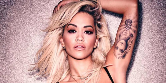 Sukses Manggung, Rita Ora Pamer Foto Topless
