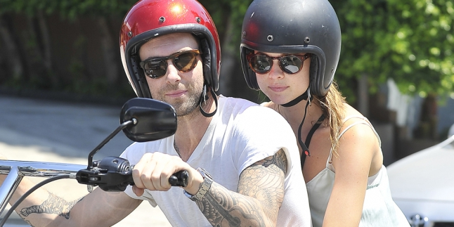 Syuting Video Klip, Adam Levine Tampil Macho di Depan Istri