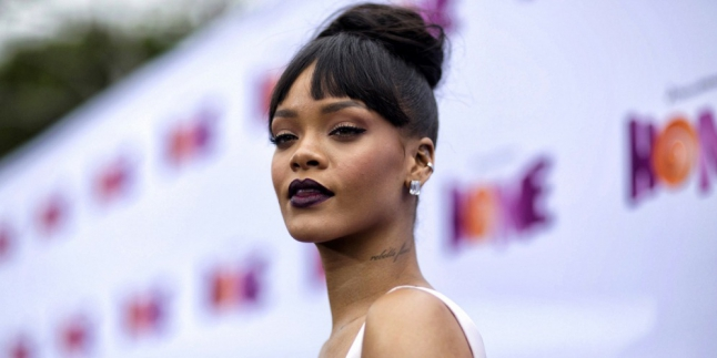 Takut Sama Bieber, 1D dan Adele, Rihanna Undur Tanggal Rilis Album Baru?