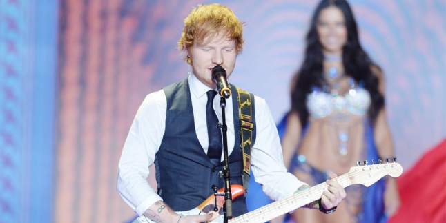 Tampil Dikelilingi Wanita Seksi, Ed Sheeran Keringat Dingin