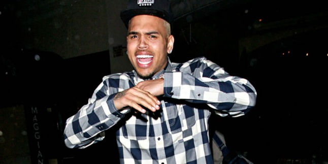 Todong Model dengan Pistol, Chris Brown Ditahan